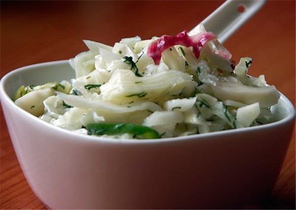 Салат с маринованным луком - подборка лучших рецептов