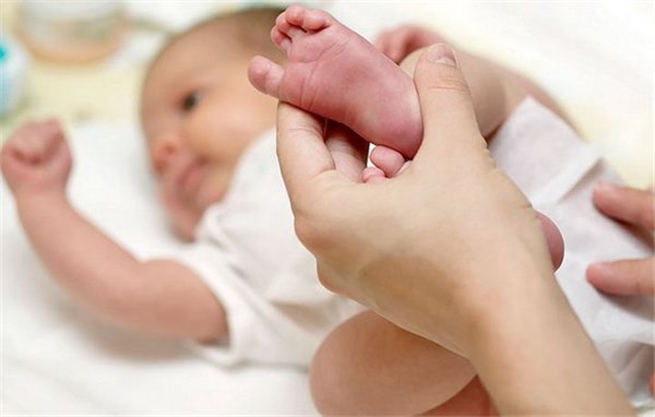 Сколько должен какать новорожденный, как часто надо проверять подгузник