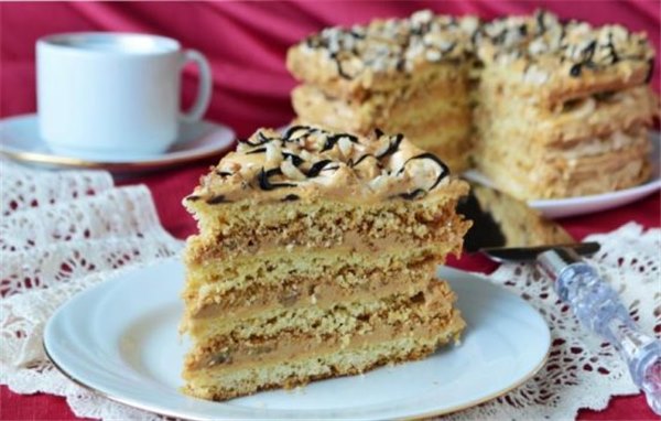 Торт «Воздушный сникерс» – хрустящий десерт с безе