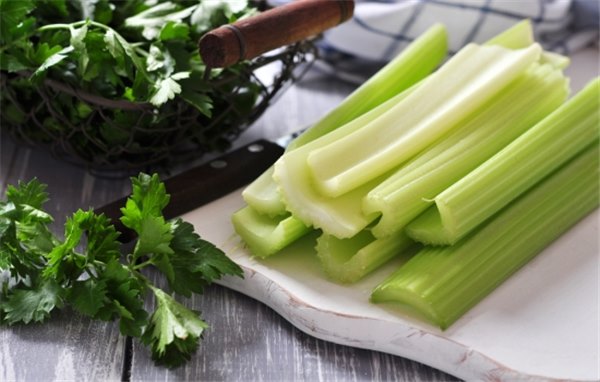 Уникальный овощ - сельдерей: в чем его польза и вред