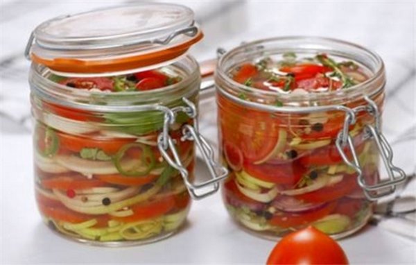 Вкусные салаты на зиму из помидоров: витамины в банках для всей семьи