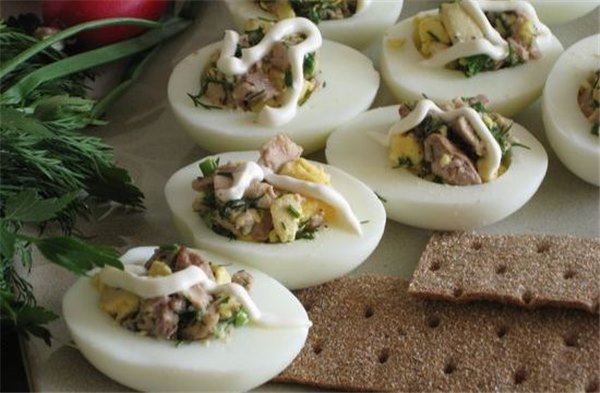 Яйца, фаршированные печенью трески – оригинальная закуска